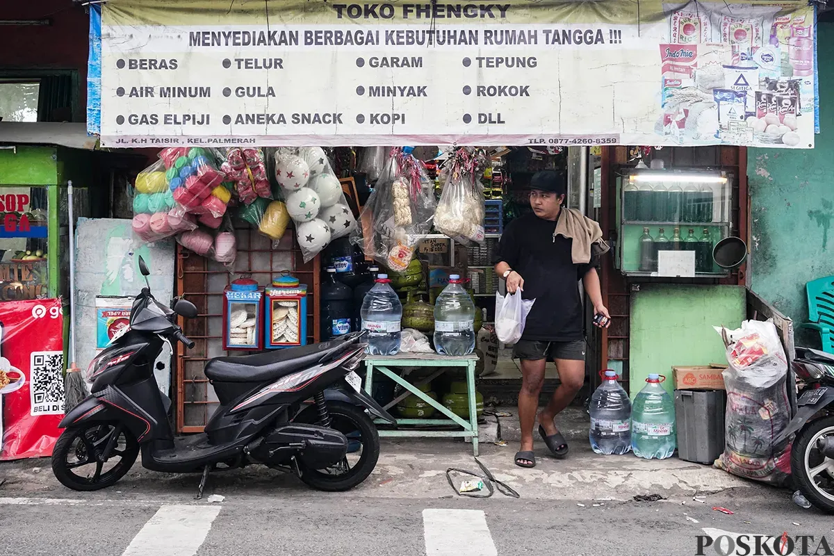 Keberadaan sejumlah warung kelontong alias Warung Madura yang beroperasi usai libur Lebaran 2025 di kawasan Palmerah, Jakarta Barat, Kamis (10/4). (Sumber: Poskota/Bilal Nugraha Ginanjar)