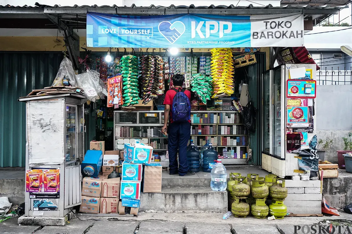 Keberadaan sejumlah warung kelontong alias Warung Madura yang beroperasi usai libur Lebaran 2025 di kawasan Palmerah, Jakarta Barat, Kamis (10/4). (Sumber: Poskota/Bilal Nugraha Ginanjar)