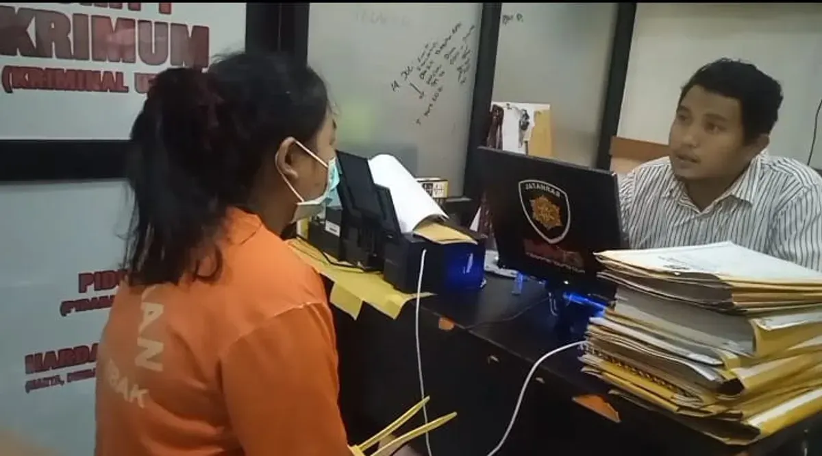 Terduga pelaku pembuang bayi saat diperiksa oleh Satreskrim Polres Lebak. (Sumber: Dok. Polres Lebak)