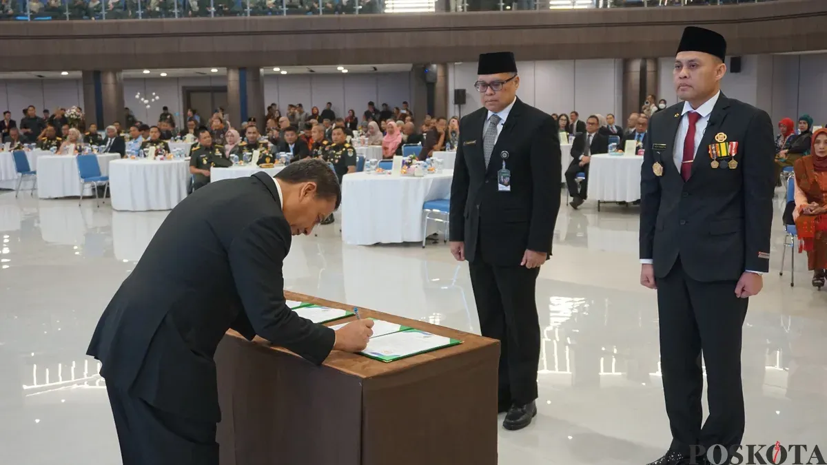 Suasana dalam kegiatan pisah sambut Rektor Universitas Jenderal Achmad Yani, Jumat, 11 April 2025. (Sumber: Poskota/Gatot Poedji Utomo)