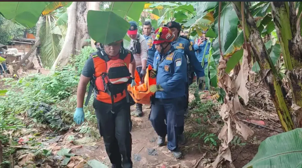 Anak berusia 14 tahun yang hanyut di Kali Pesanggrahan, Kebon Jeruk, Jakarta Barat, ditemukan dalam keadaan meninggal dunia, Jumat, 11 April 2025. (Sumber: Dok. BPBD Jakarta)