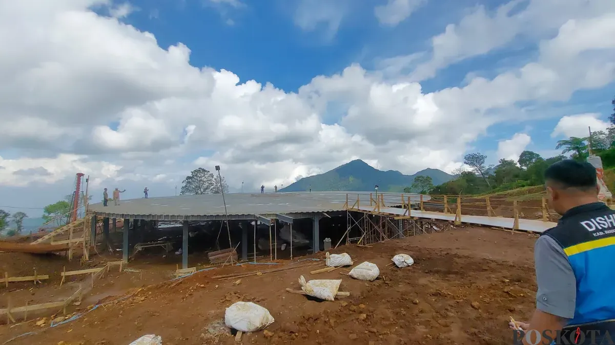 Kondisi proyek pembangunan Eiger Camp di Desa Karyawangi, Kecamatan Parongpong, Kabupaten Bandung Barat. (Sumber: Poskota/Gatot Poedji Utomo)