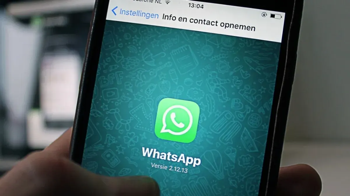 Cara scan dokumen di aplikasi WhatsApp fitur baru 2025. (Canva)
