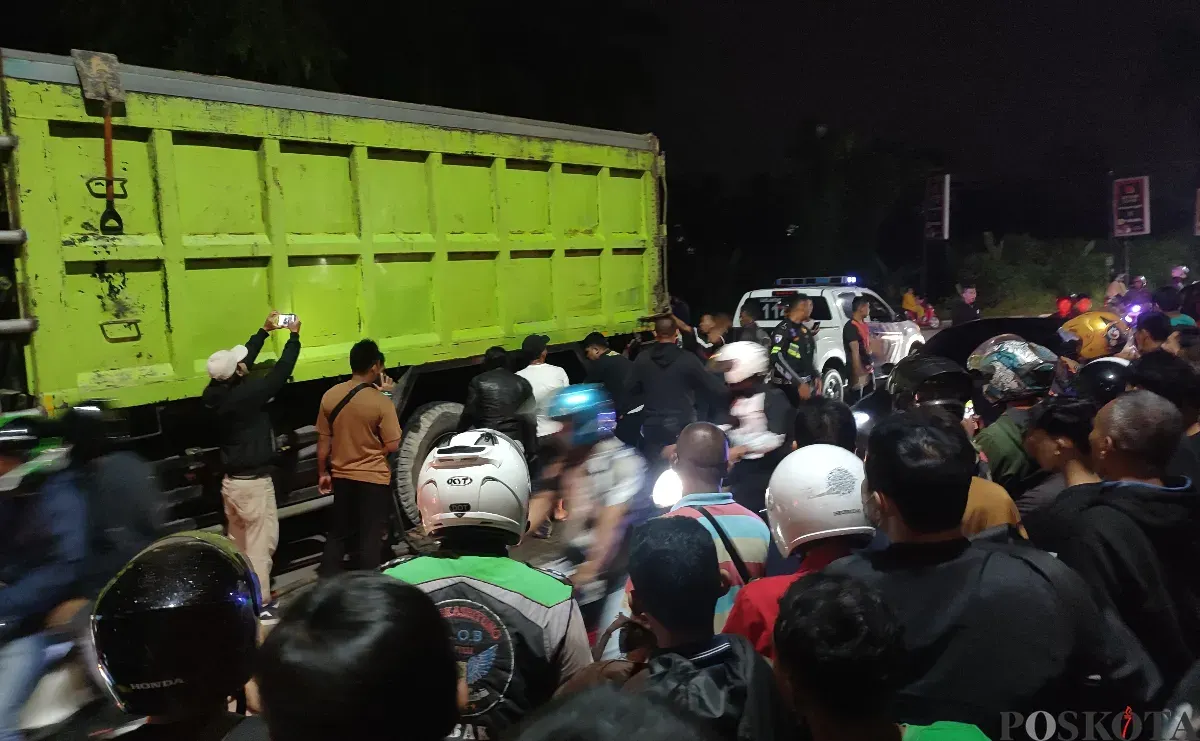 Ratusan warga saat menyaksikan proses evakuasi korban kecelakaan di Jalan Raya Taman Bunderan Mandala, Desa Kaduagung, Kecamatan Cibadak, Kabupaten Lebak. (Sumber: Poskota/Samsul Fatoni)
