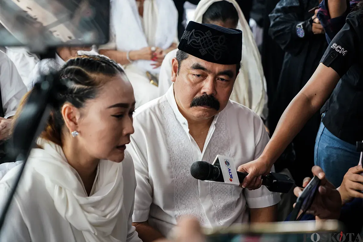 Suasana haru menyelimuti proses pemakaman Titiek Puspa di TPU Tanah Kusir, Jakarta, Jum'at, 11 April 2025. Penyanyi legendaris Indonesia tersebut meninggal dunia di usia 87 tahun. (Sumber: Poskota/Bilal Nugraha Ginanjar)