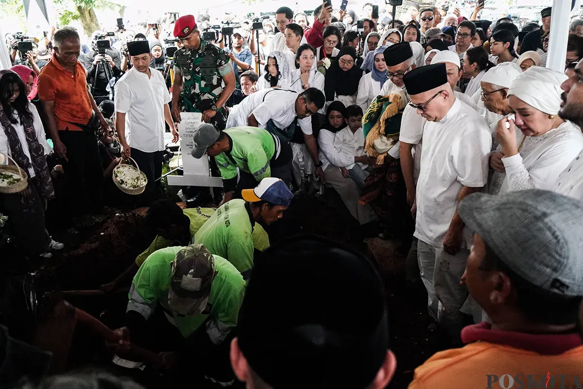 Suasana haru menyelimuti proses pemakaman Titiek Puspa di TPU Tanah Kusir, Jakarta, Jum'at, 11 April 2025. Penyanyi legendaris Indonesia tersebut meninggal dunia di usia 87 tahun. (Sumber: Poskota/Bilal Nugraha Ginanjar)