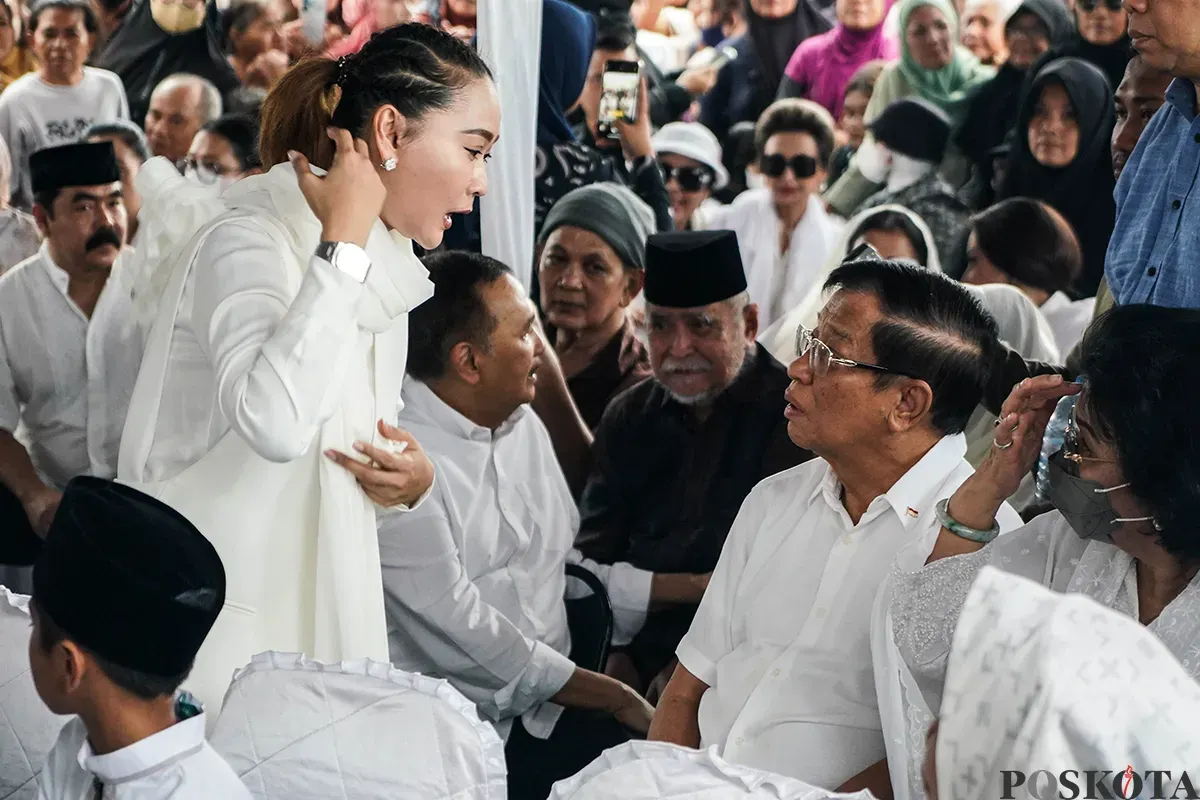 Suasana haru menyelimuti proses pemakaman Titiek Puspa di TPU Tanah Kusir, Jakarta, Jum'at, 11 April 2025. Penyanyi legendaris Indonesia tersebut meninggal dunia di usia 87 tahun. (Sumber: Poskota/Bilal Nugraha Ginanjar)