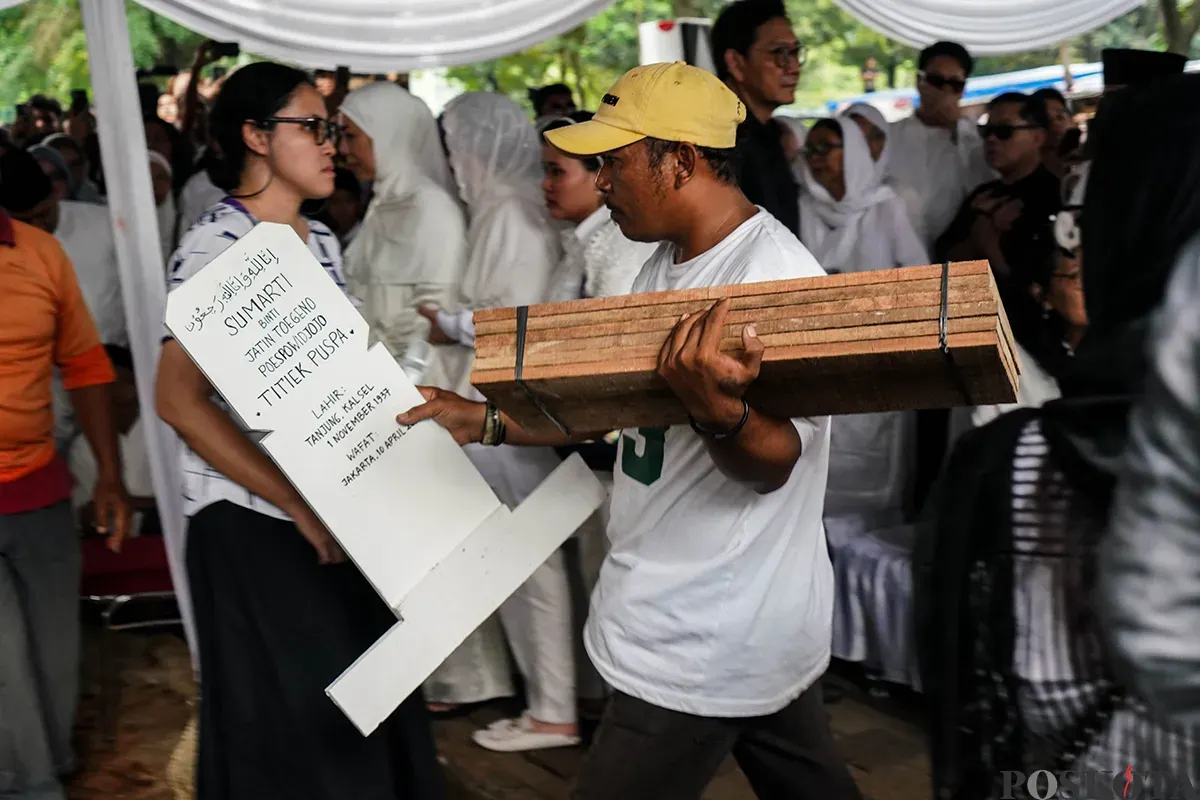 Suasana haru menyelimuti proses pemakaman Titiek Puspa di TPU Tanah Kusir, Jakarta, Jum'at, 11 April 2025. Penyanyi legendaris Indonesia tersebut meninggal dunia di usia 87 tahun. (Sumber: Poskota/Bilal Nugraha Ginanjar)
