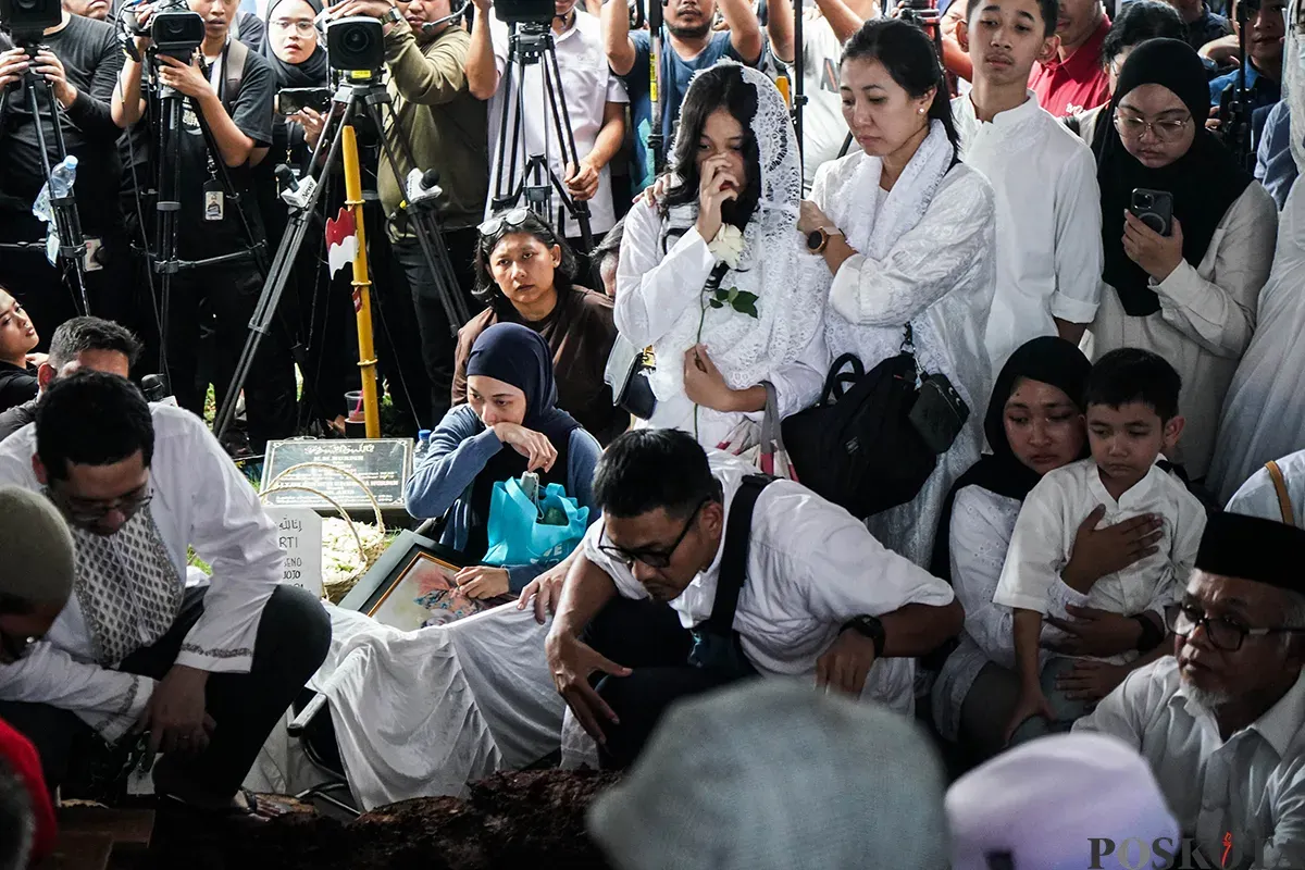 Suasana haru menyelimuti proses pemakaman Titiek Puspa di TPU Tanah Kusir, Jakarta, Jum'at, 11 April 2025. Penyanyi legendaris Indonesia tersebut meninggal dunia di usia 87 tahun. (Sumber: Poskota/Bilal Nugraha Ginanjar)