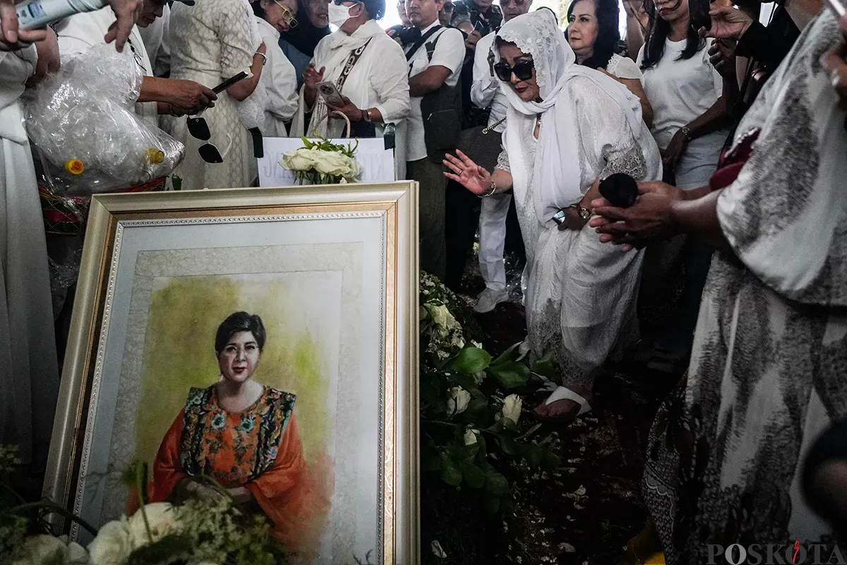 Suasana haru menyelimuti proses pemakaman Titiek Puspa di TPU Tanah Kusir, Jakarta, Jum'at, 11 April 2025. Penyanyi legendaris Indonesia tersebut meninggal dunia di usia 87 tahun. (Sumber: Poskota/Bilal Nugraha Ginanjar)