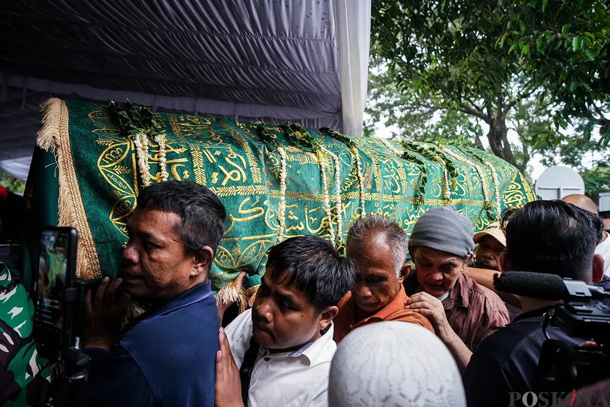 Suasana haru menyelimuti proses pemakaman Titiek Puspa di TPU Tanah Kusir, Jakarta, Jum'at, 11 April 2025. Penyanyi legendaris Indonesia tersebut meninggal dunia di usia 87 tahun. (Sumber: Poskota/Bilal Nugraha Ginanjar)
