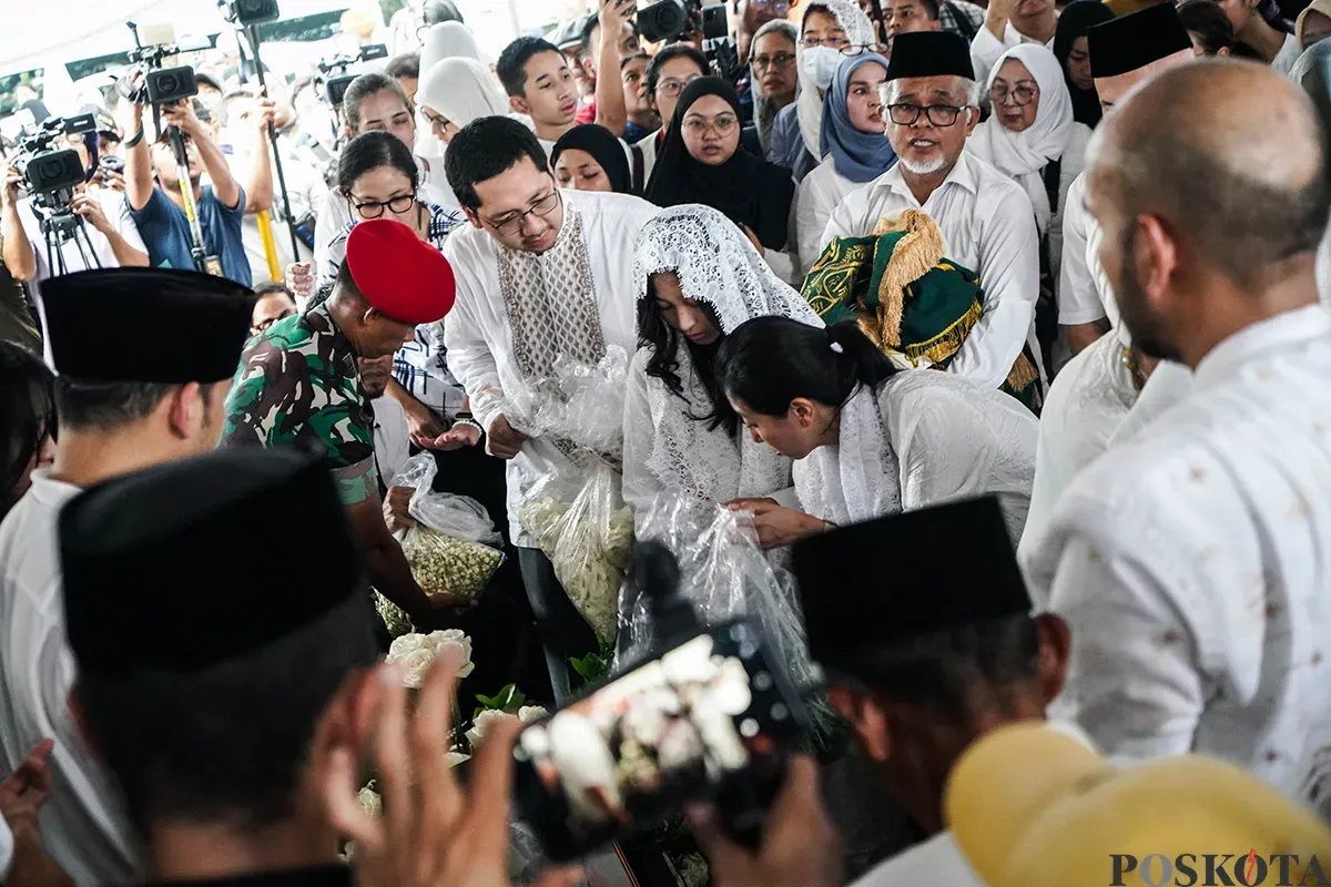Suasana haru menyelimuti proses pemakaman Titiek Puspa di TPU Tanah Kusir, Jakarta, Jum'at, 11 April 2025. Penyanyi legendaris Indonesia tersebut meninggal dunia di usia 87 tahun. (Sumber: Poskota/Bilal Nugraha Ginanjar)