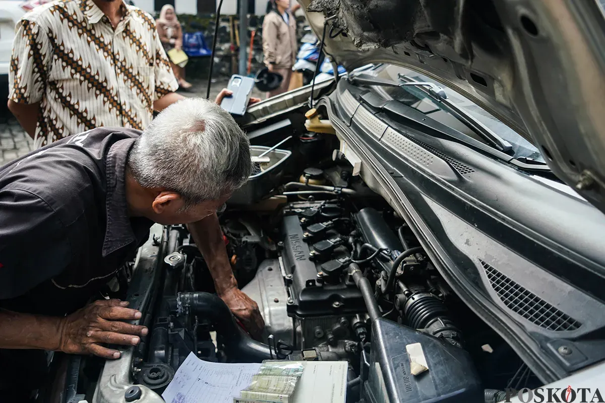 Petugas melakukan pemeriksaan fisik kendaraan wajib pajak untuk pengurusan pembayaran pajak kendaraan bermotor di kantor Samsat Ciputat, Tangerang Selatan, Banten, Jumat, 11 April 2025. (Sumber: Poskota/Bilal Nugraha Ginanjar)