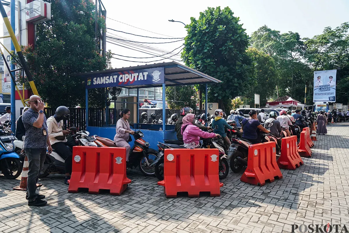 Petugas melakukan pemeriksaan fisik kendaraan wajib pajak untuk pengurusan pembayaran pajak kendaraan bermotor di kantor Samsat Ciputat, Tangerang Selatan, Banten, Jumat, 11 April 2025. (Sumber: Poskota/Bilal Nugraha Ginanjar)
