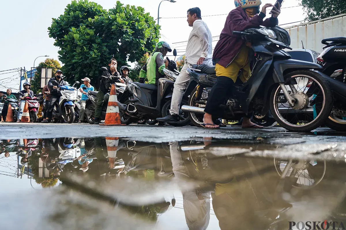 Petugas melakukan pemeriksaan fisik kendaraan wajib pajak untuk pengurusan pembayaran pajak kendaraan bermotor di kantor Samsat Ciputat, Tangerang Selatan, Banten, Jumat, 11 April 2025. (Sumber: Poskota/Bilal Nugraha Ginanjar)