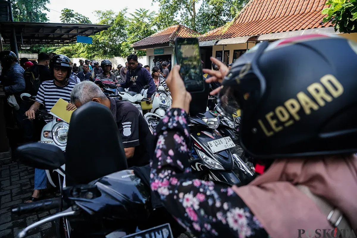 Petugas melakukan pemeriksaan fisik kendaraan wajib pajak untuk pengurusan pembayaran pajak kendaraan bermotor di kantor Samsat Ciputat, Tangerang Selatan, Banten, Jumat, 11 April 2025. (Sumber: Poskota/Bilal Nugraha Ginanjar)
