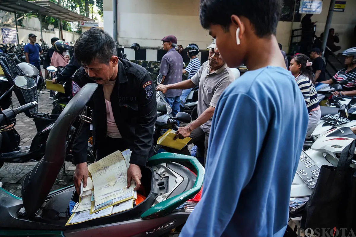 Petugas melakukan pemeriksaan fisik kendaraan wajib pajak untuk pengurusan pembayaran pajak kendaraan bermotor di kantor Samsat Ciputat, Tangerang Selatan, Banten, Jumat, 11 April 2025. (Sumber: Poskota/Bilal Nugraha Ginanjar)