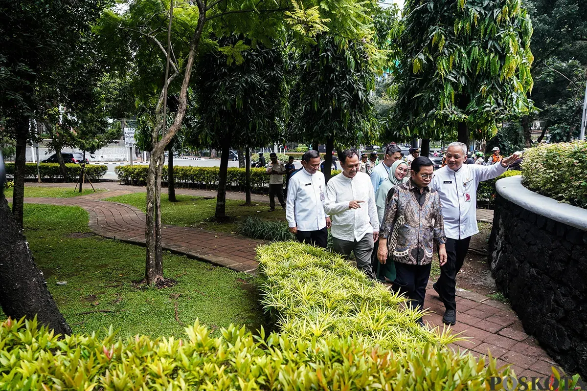 Gubernur DKI Jakarta, Pramono Anung, meninjau langsung kesiapan Taman Ayodia di Kebayoran Baru, Jakarta Selatan, Jum'at, 11 April 2025. (Sumber: Poskota/Bilal Nugraha Ginanjar)