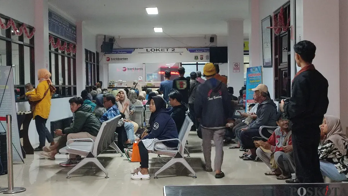 Ratusan wajib pajak kendaraan saat menunggu antrean di Kantor UPTD Samsat Rangkasbitung, Lebak. (Sumber: Poskota/Samsul Fatoni)