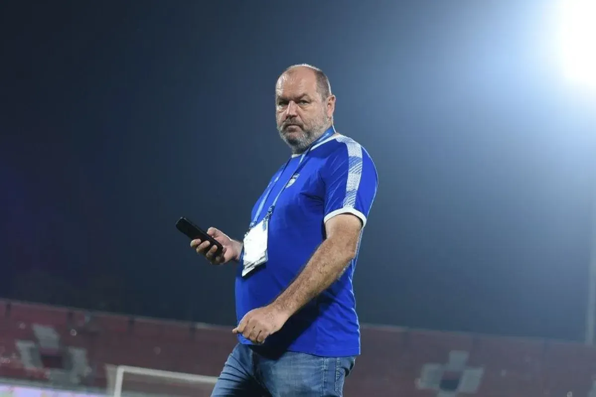 Bojan Hodak pusing banyak pemain Persib cedera jelang hadapi Borneo FC. (Sumber: persib.co.id)