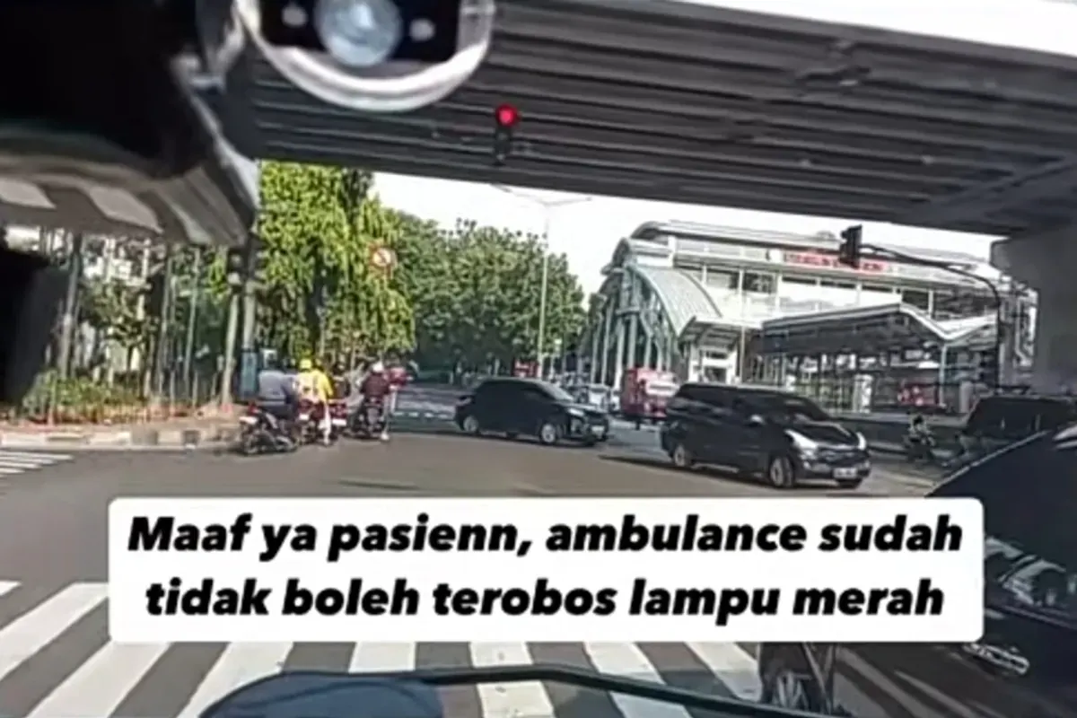 Ambulans kena tilang elektronik saat bawa pasien usai terobos lampu merah. (Sumber: TikTok/@christian.vvr_46)