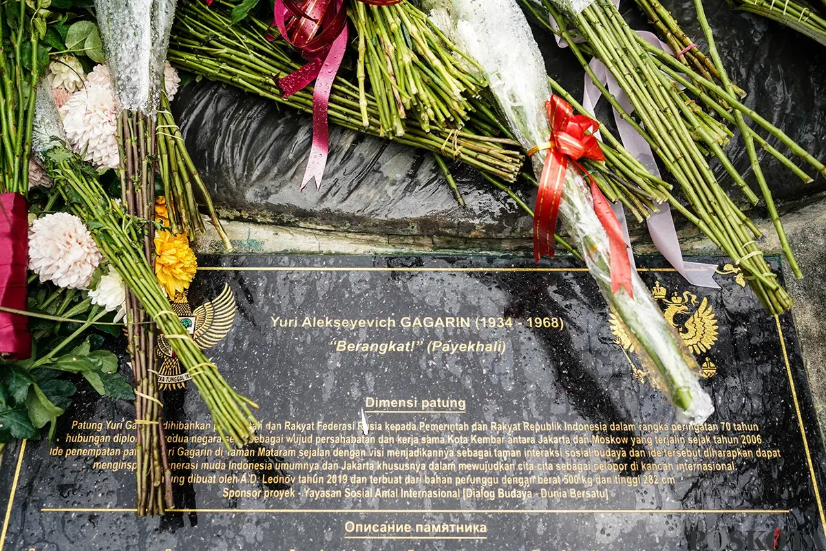 Warga menaruh karangan bunga di bawah patung seorang Kosmonot Yuri Gagarin, pada peringatan Hari Penerbangan Antariksa Sedunia di Taman Mataram, Kebayoran Baru, Jakarta, Sabtu, 12 April 2025. (Sumber: Poskota/Bilal Nugraha Ginanjar)