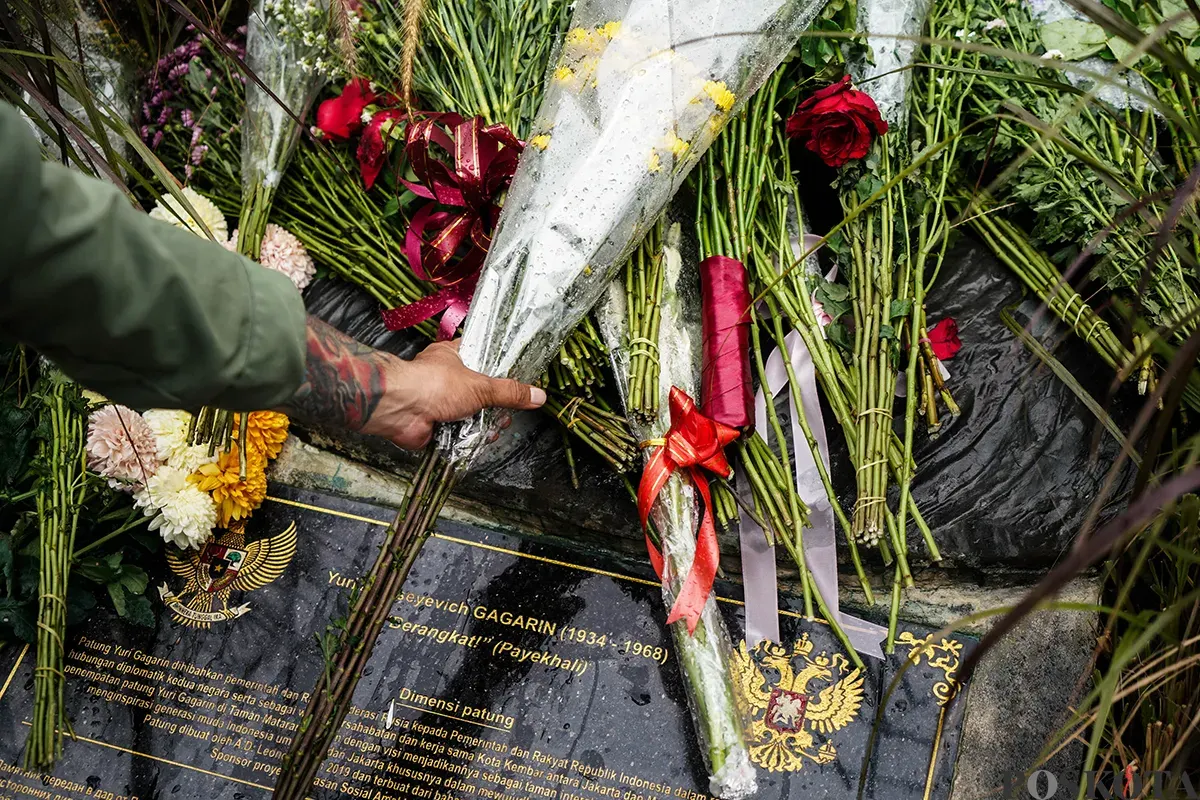 Warga menaruh karangan bunga di bawah patung seorang Kosmonot Yuri Gagarin, pada peringatan Hari Penerbangan Antariksa Sedunia di Taman Mataram, Kebayoran Baru, Jakarta, Sabtu, 12 April 2025. (Sumber: Poskota/Bilal Nugraha Ginanjar)