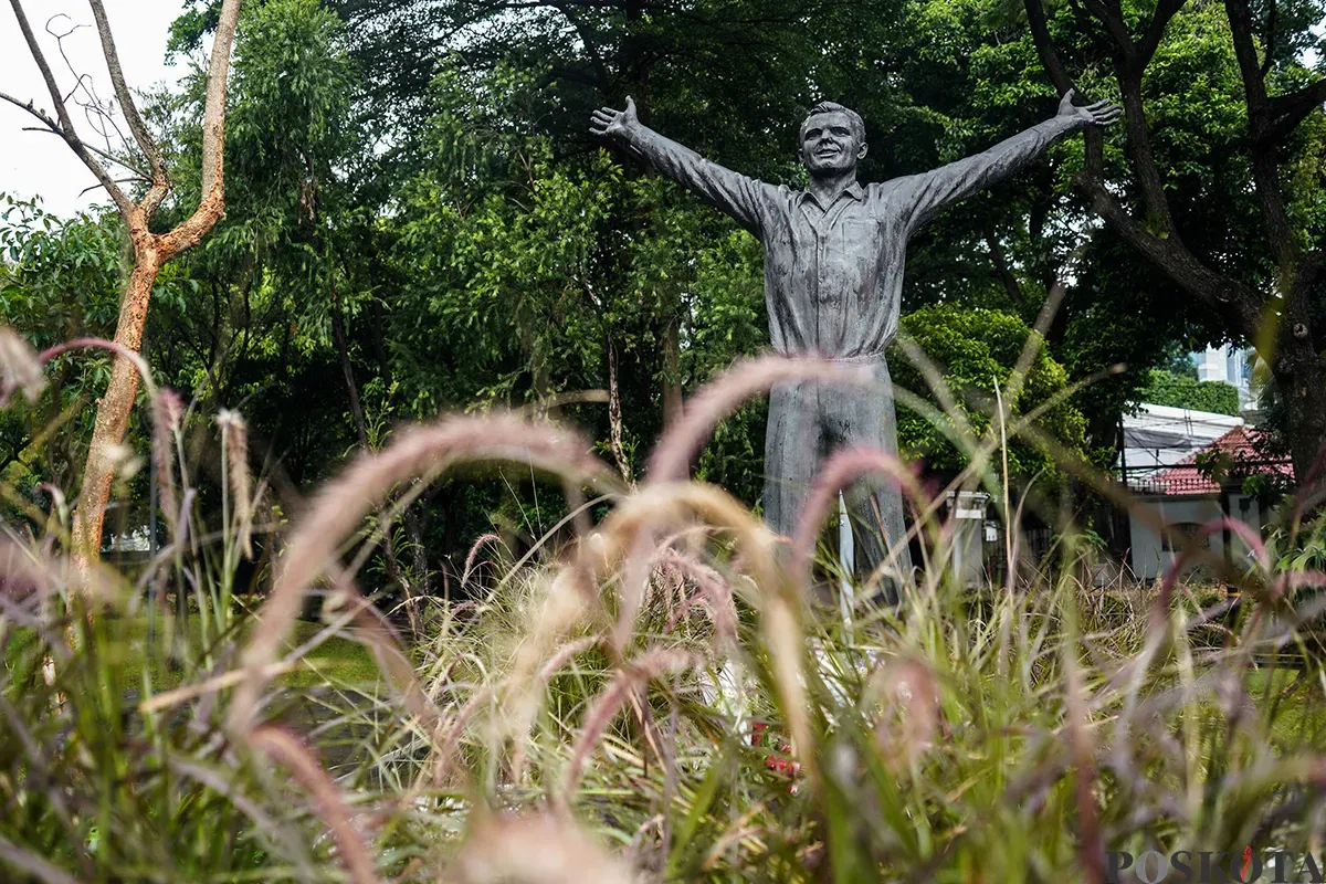 Warga menaruh karangan bunga di bawah patung seorang Kosmonot Yuri Gagarin, pada peringatan Hari Penerbangan Antariksa Sedunia di Taman Mataram, Kebayoran Baru, Jakarta, Sabtu, 12 April 2025. (Sumber: Poskota/Bilal Nugraha Ginanjar)