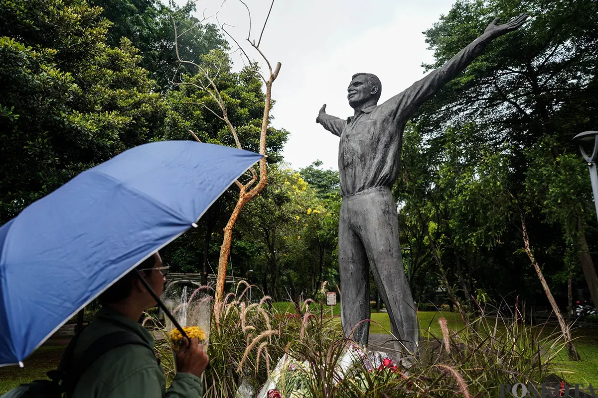 Warga menaruh karangan bunga di bawah patung seorang Kosmonot Yuri Gagarin, pada peringatan Hari Penerbangan Antariksa Sedunia di Taman Mataram, Kebayoran Baru, Jakarta, Sabtu, 12 April 2025. (Sumber: Poskota/Bilal Nugraha Ginanjar)