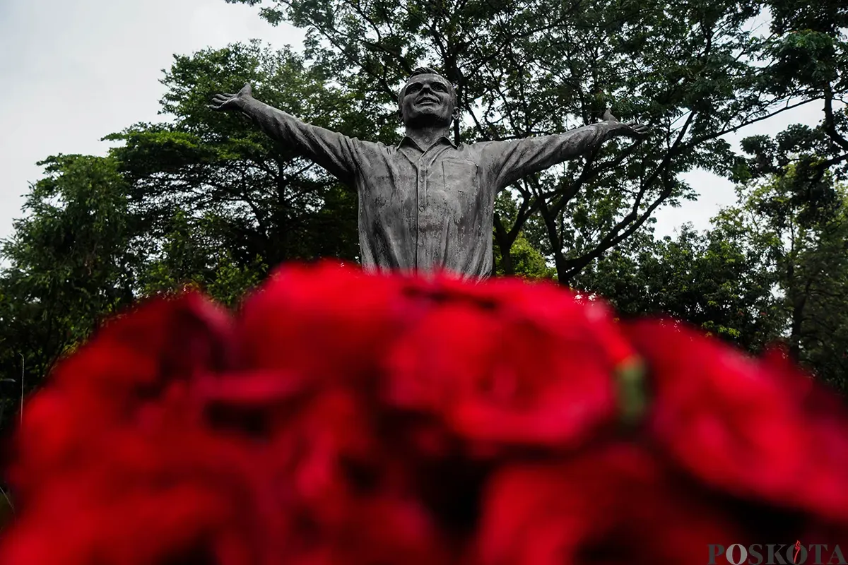 Warga menaruh karangan bunga di bawah patung seorang Kosmonot Yuri Gagarin, pada peringatan Hari Penerbangan Antariksa Sedunia di Taman Mataram, Kebayoran Baru, Jakarta, Sabtu, 12 April 2025. (Sumber: Poskota/Bilal Nugraha Ginanjar)