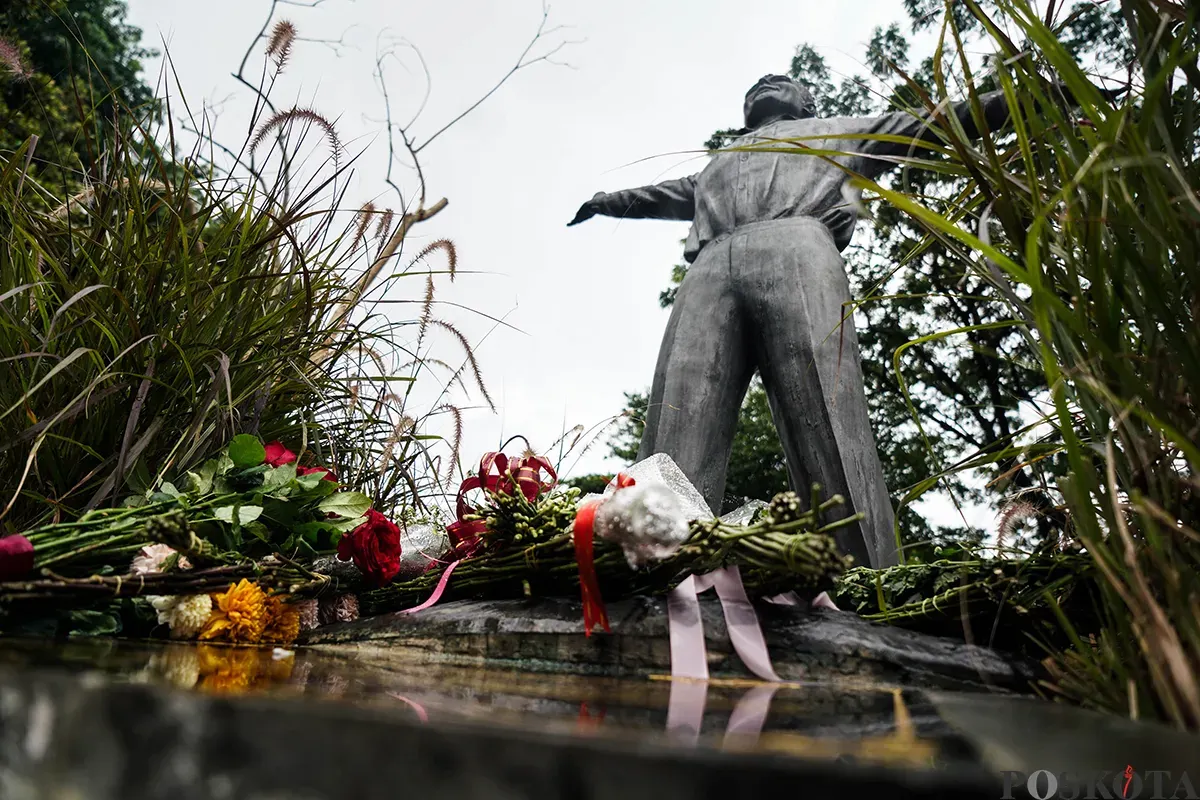 Warga menaruh karangan bunga di bawah patung seorang Kosmonot Yuri Gagarin, pada peringatan Hari Penerbangan Antariksa Sedunia di Taman Mataram, Kebayoran Baru, Jakarta, Sabtu, 12 April 2025. (Sumber: Poskota/Bilal Nugraha Ginanjar)