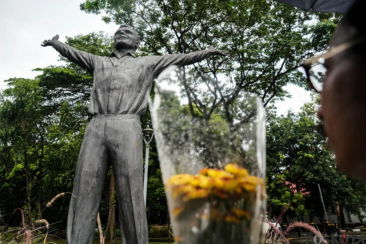 Warga menaruh karangan bunga di bawah patung seorang Kosmonot Yuri Gagarin, pada peringatan Hari Penerbangan Antariksa Sedunia di Taman Mataram, Kebayoran Baru, Jakarta, Sabtu, 12 April 2025. (Sumber: Poskota/Bilal Nugraha Ginanjar)