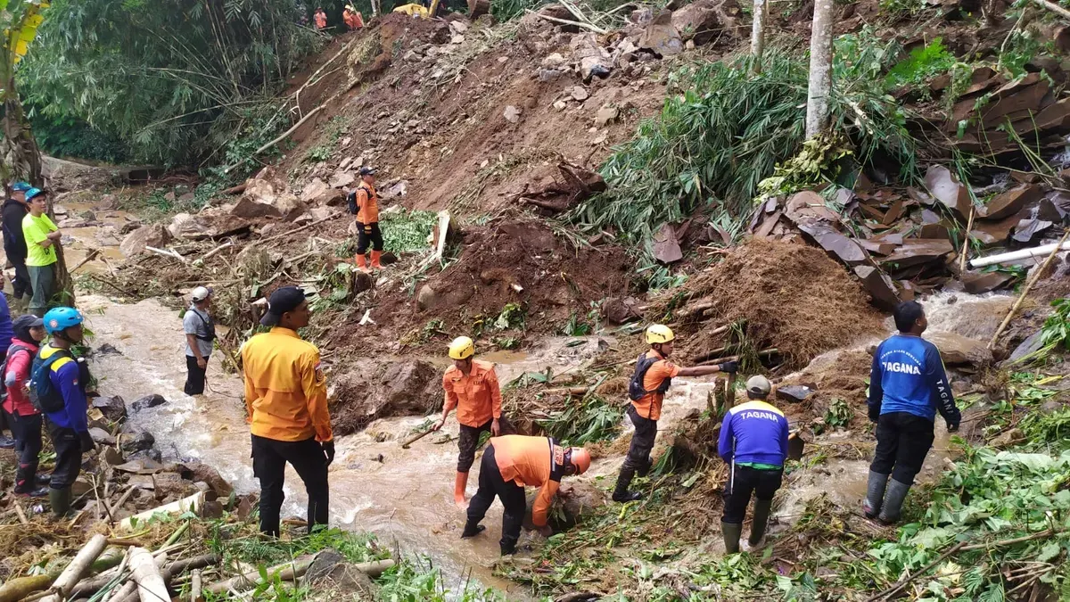 Tim SAR dan Potensi SAR tengan melakukan pencarian korban tertimbun material longsor di aliran Sungai Ciasem, Subang. (Sumber: Dok. Kantor SAR Bandung)