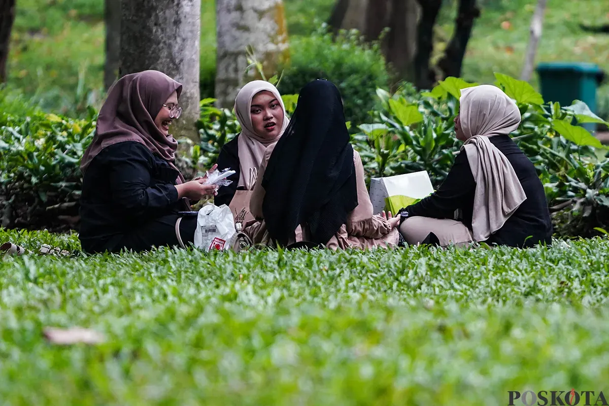 Sejumlah pengunjung menikmati suasana hutan kota dengan berbagai kegiatan seperti membaca buku, berfoto dan jalan santai di Taman Langsat, Jakarta Selatan, Sabtu 12 April 2025. (Sumber: Poskota/Bilal Nugraha Ginanjar)