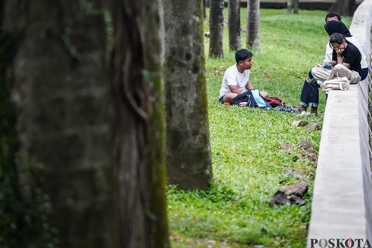 Sejumlah pengunjung menikmati suasana hutan kota dengan berbagai kegiatan seperti membaca buku, berfoto dan jalan santai di Taman Langsat, Jakarta Selatan, Sabtu 12 April 2025. (Sumber: Poskota/Bilal Nugraha Ginanjar)