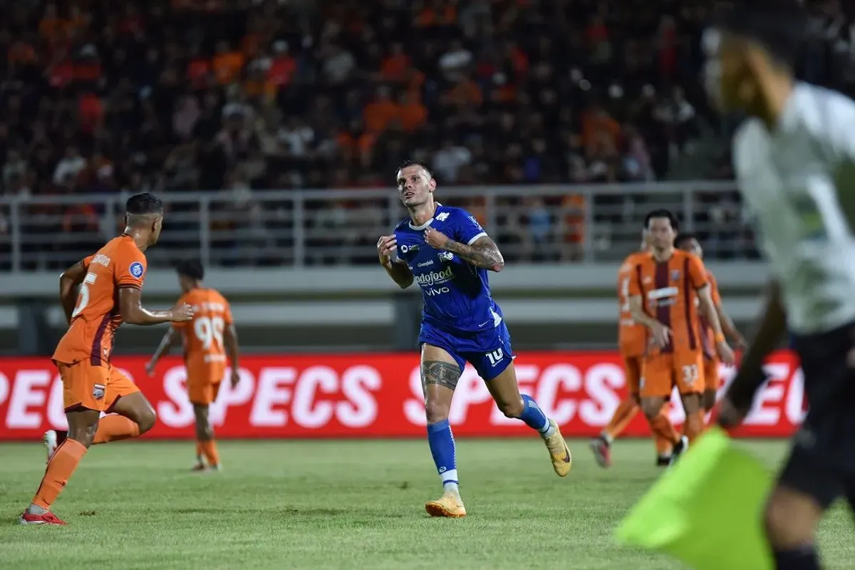Selebrasi Tyronne del Pino usai mencetak gol ke gawang Borneo FC. (Sumber: persib.co.id)