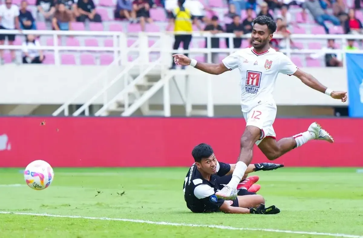 Patrick Kluivert diminta panggil Yakob Sayuri ke Timnas Indonesia setelah catatkan hattrick. (Foto: Instagram/@malutunitedfc)