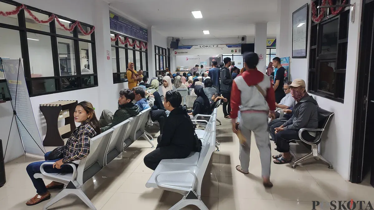 Ratusan warga Lebak saat antre di Kantor Samsat Rangkasbitung. (Sumber: Poskota/Samsul Fatoni)