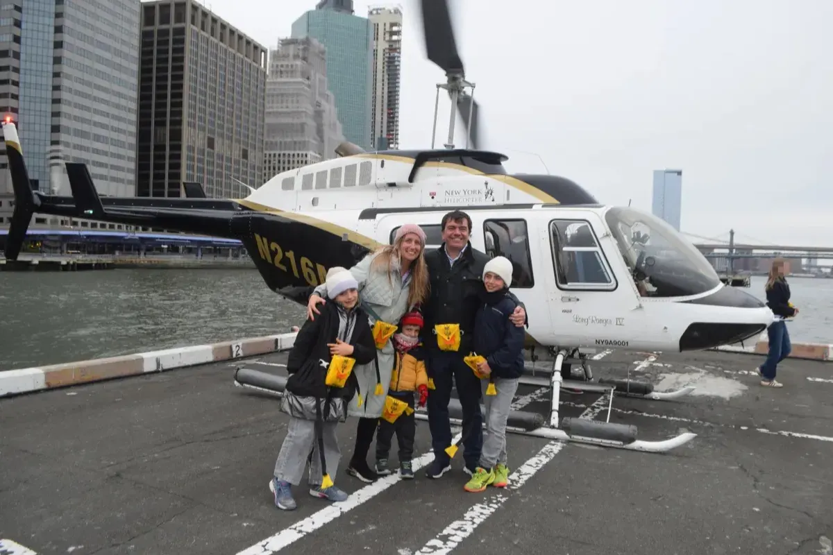 Potret bos Siemen, Agustin Escobar beserta keluarganya saat sebelum menaiki helikopter wisata. (Sumber: X/@redwave_press)