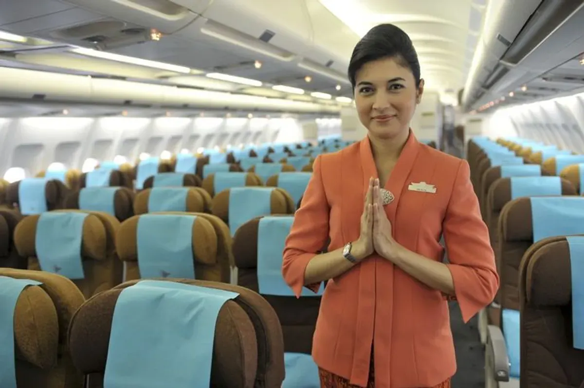 Rekrutmen awak kabin Garuda Indonesia kembali dibuka April 2025 untuk pria dan wanita, lulusan minimal Diploma. (Sumber: Pinterest)