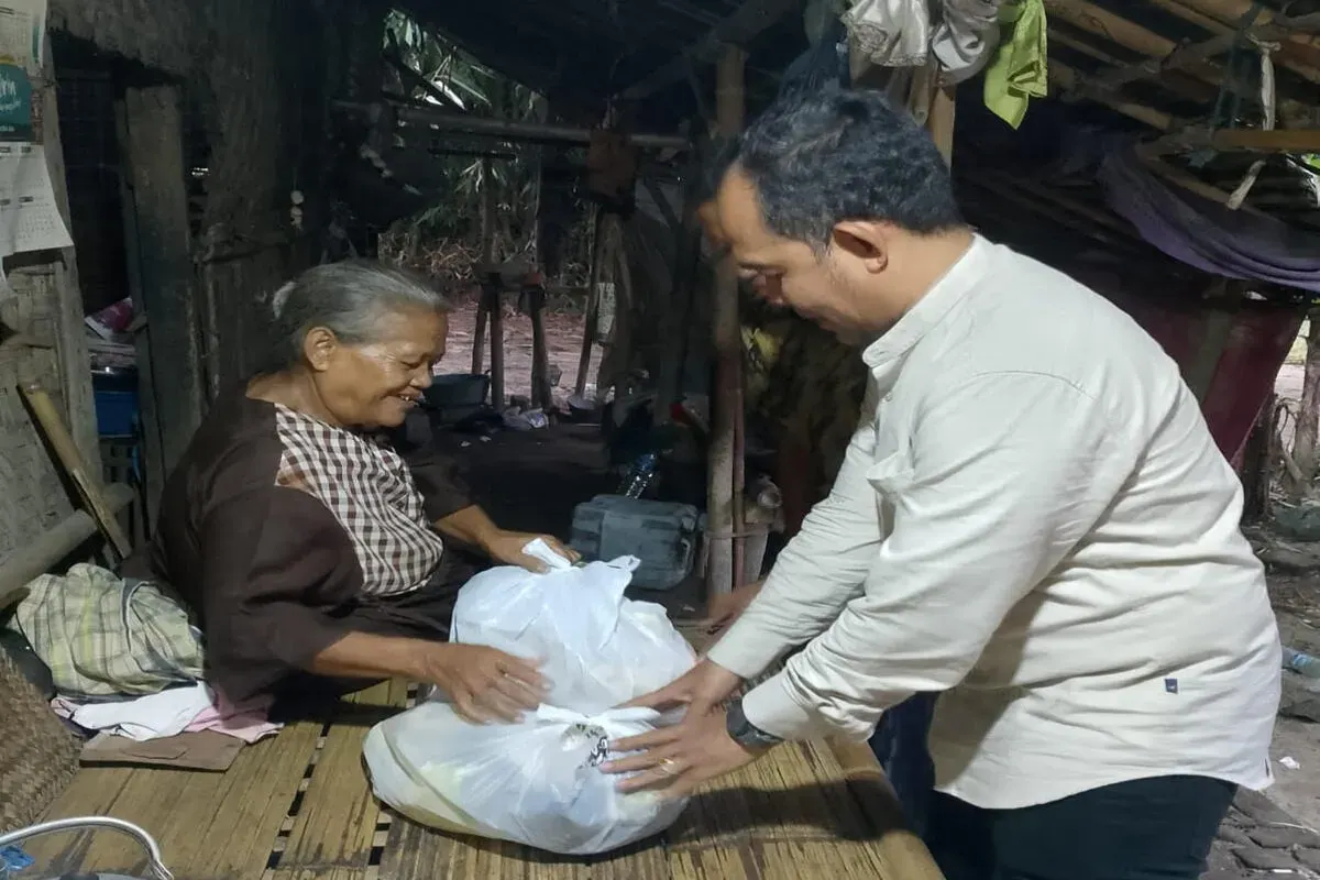 Ketua Komisi IV DPRD Pandeglang, Tubagus Udi Juhdi, saat memberikan bantuan kepada Nenek Sarmunah yang tinggal di RTLH di Kampung Bojong, Desa Cikuya, Kecamatan Sukaresmi. (Sumber: Istimewa)