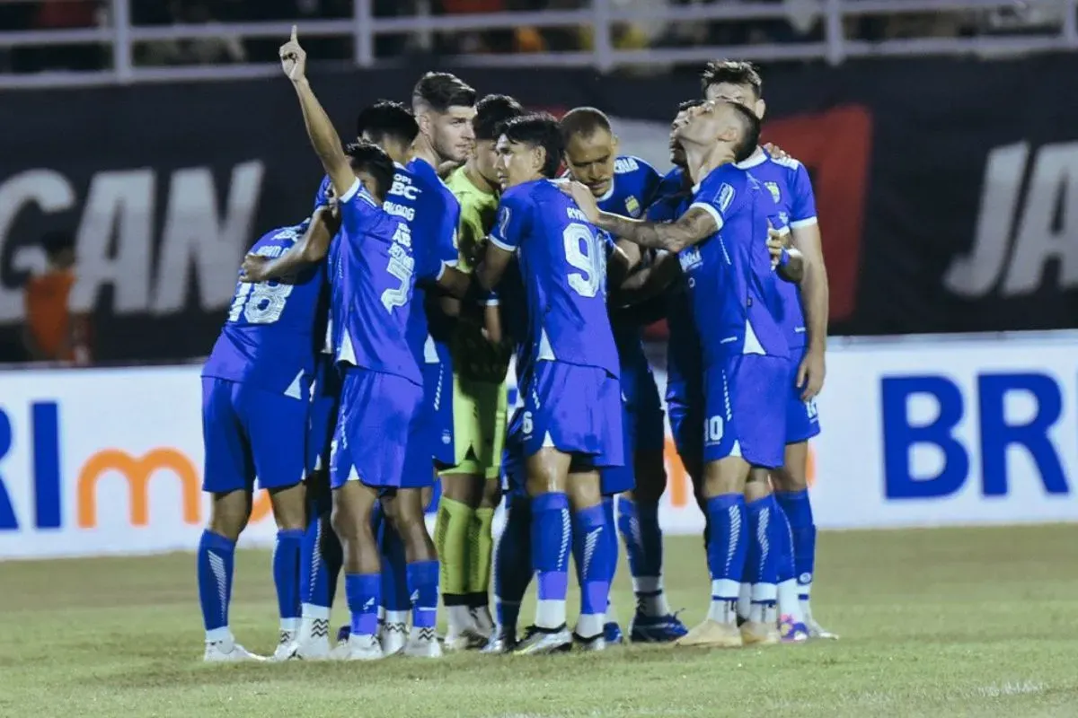 Potret para pemain Persib Bandung saat melawan Borneo FC pada pekan ke-28 di Stadion Segiri, Jumat 11 April 2025. (Sumber: X/@persib)