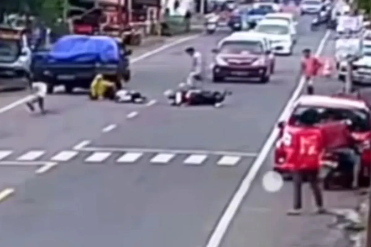 Kecelakaan pengendara motor ditabrak pejalan kaki di Sulawesi Selatan. (Sumber: Tangkap Layar Instagram/@funnelmedia)