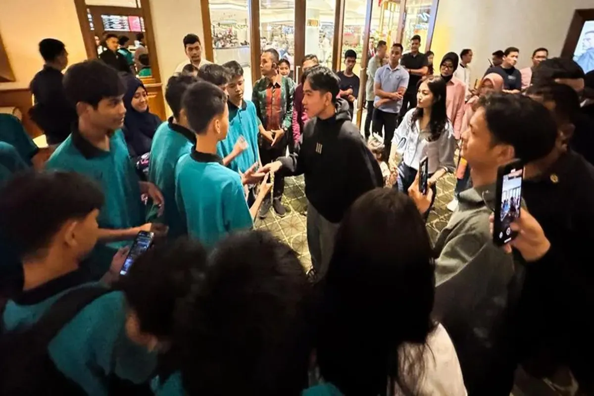 Momen Kebersamaan Gibran Rakabuming Raka di Bioskop Senayan City bersama anak dari panti sosial Jakarta. (Sumber: SetWapresRI)