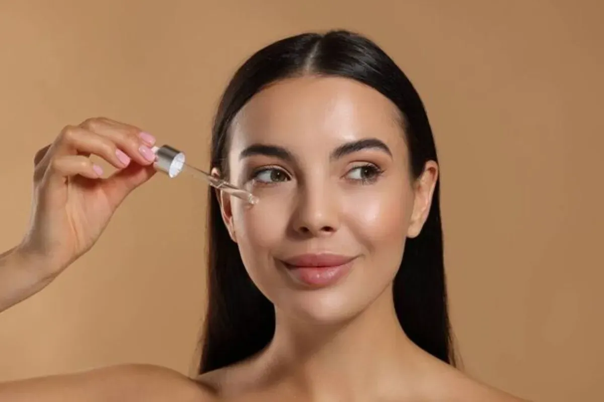Temukan 6 cara menggunakan serum wajah yang benar untuk hasil maksimal. (Sumber: Pinterest)
