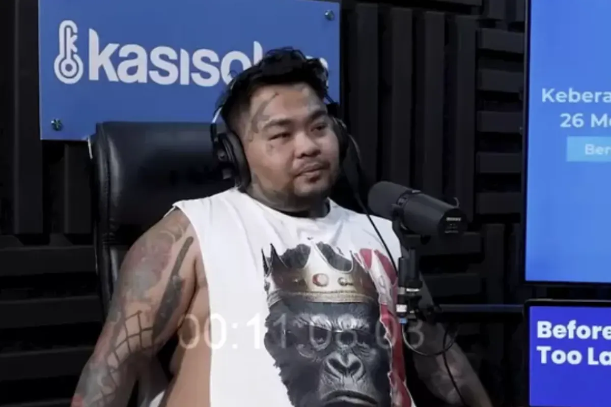 King Abdi saat menghadiri podcast bersama YouTuber Deryansha Azhary, mengungkap trauma akibat didepak dari bisnis restoran milik artis terkenal. (Sumber: YouTube/kasisolusi)