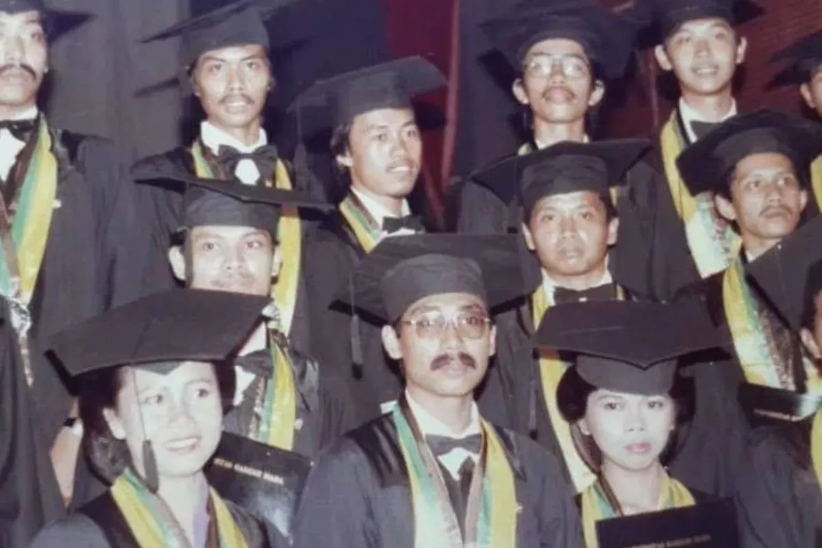 Potret wisudawan yang diunggah oleh UGM terkait dugaan ijazah palsu Jokowi. (Sumber: UGM)