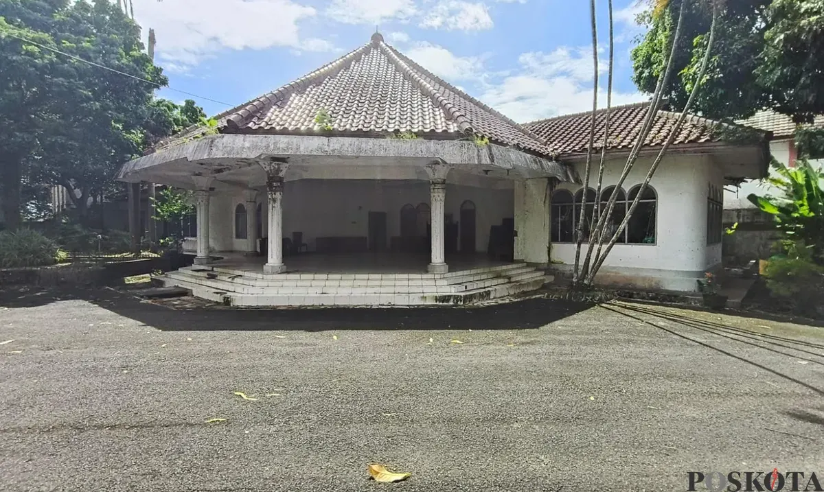 Kondisi rumah dinas Wakil Bupati Pandeglang terlihat kumuh dan rusak. (Sumber: Poskota/Samsul Fatoni)