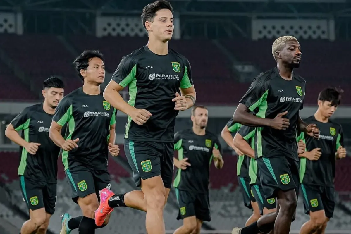 Pelatih Persebaya, Paul Munster berencana melakukan rotasi pemain saat hadapi Persik Kediri, di pertandingan pekan 31 Liga 1 2024-25. (Sumber: Instagram/officialpersebaya)
