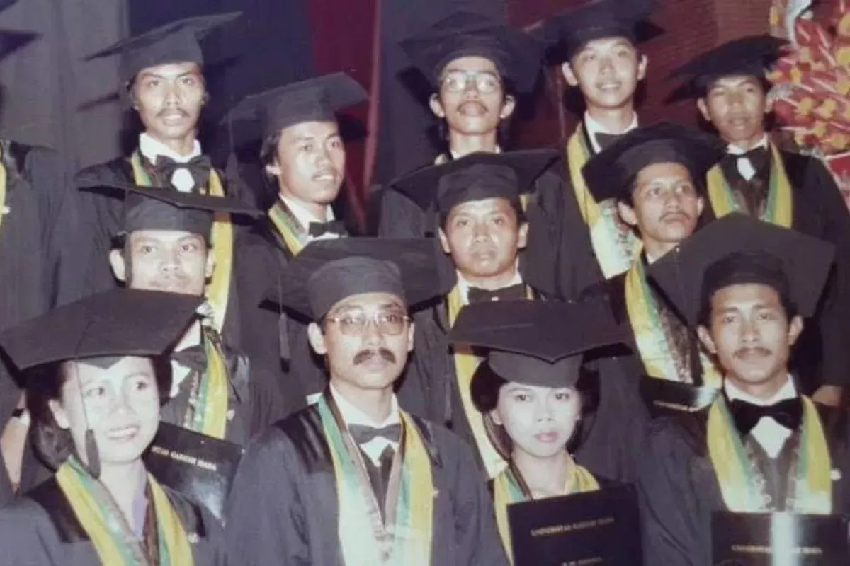 Foto wisuda Joko Widodo pada tahun 1985. (Sumber: ugm.ac.id)